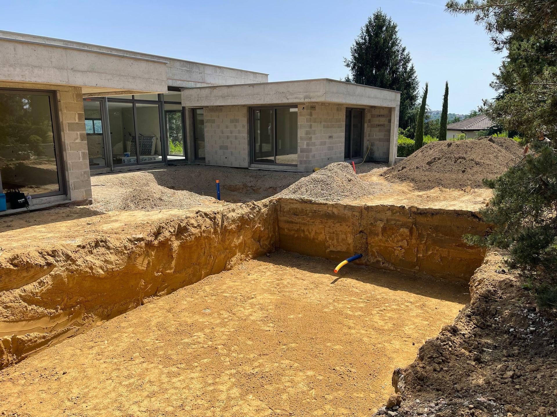 Terrassement d'une future piscine.