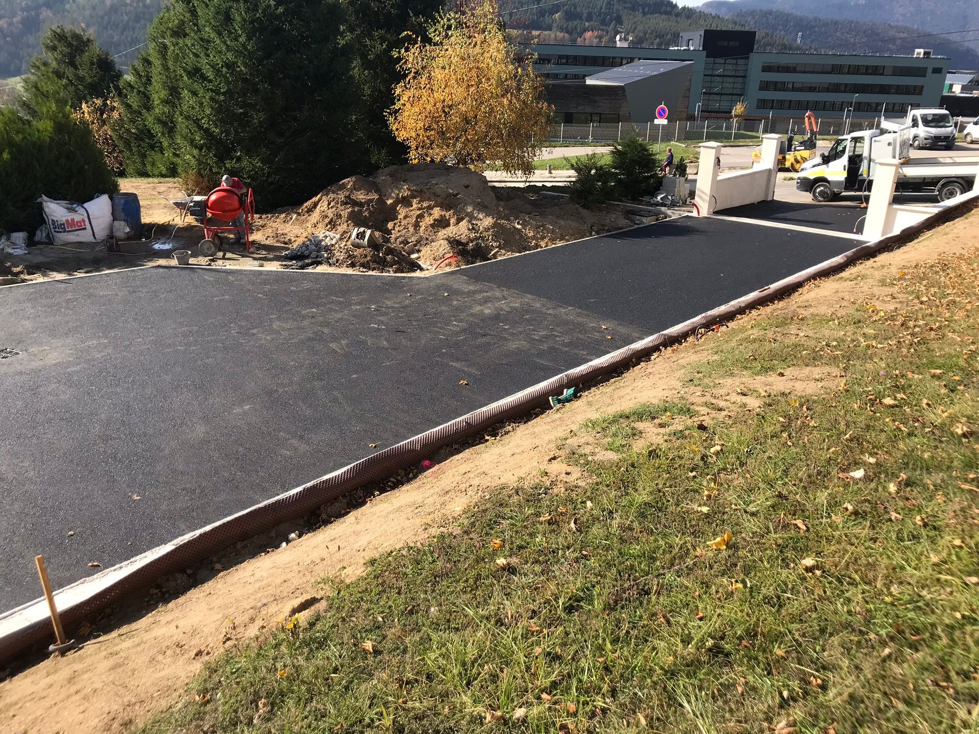 Une allée goudronnée.