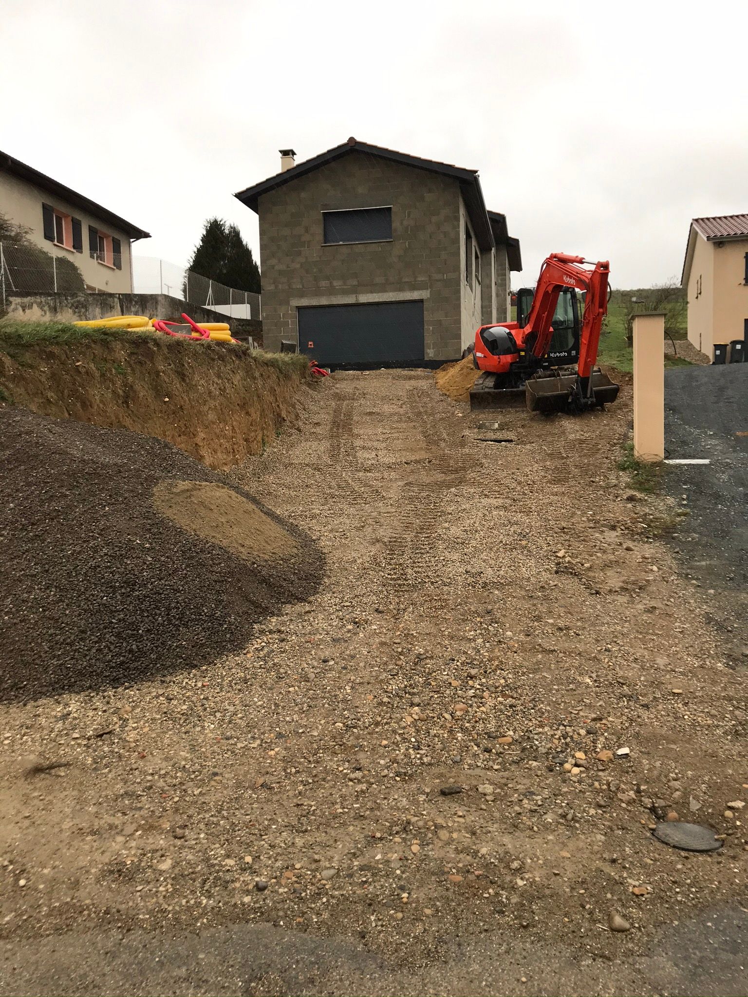 Une maison avec un terrain en pente.