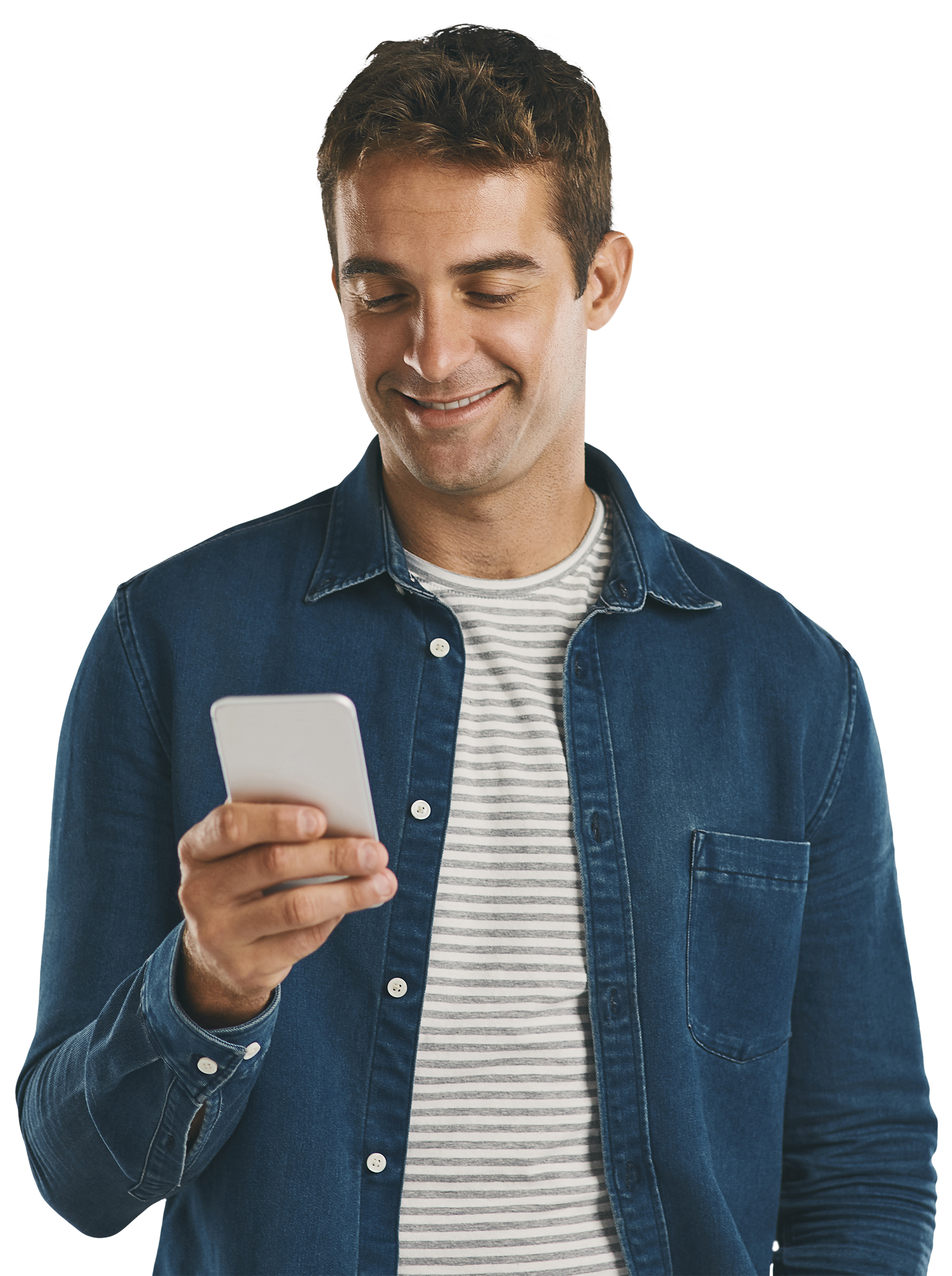 Une personne souriante consultant son smartphone