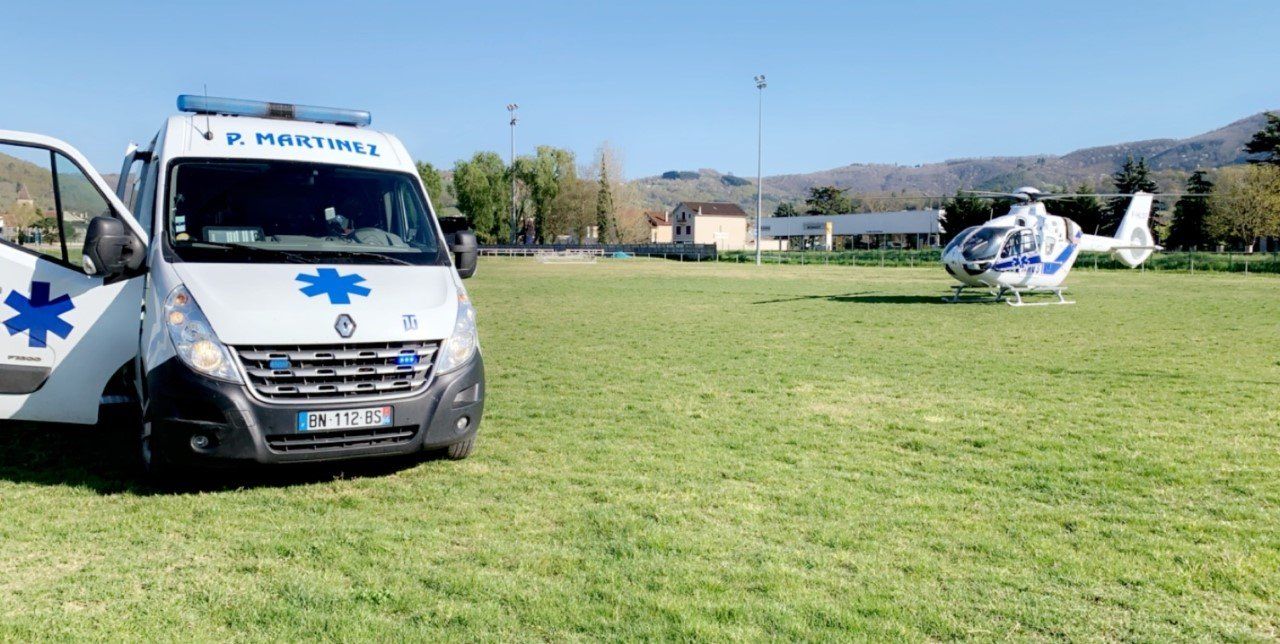 Un hélicoptère sanitaire à proximité d'une ambulance