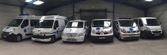 Plusieurs ambulances garées dans un parking fermé