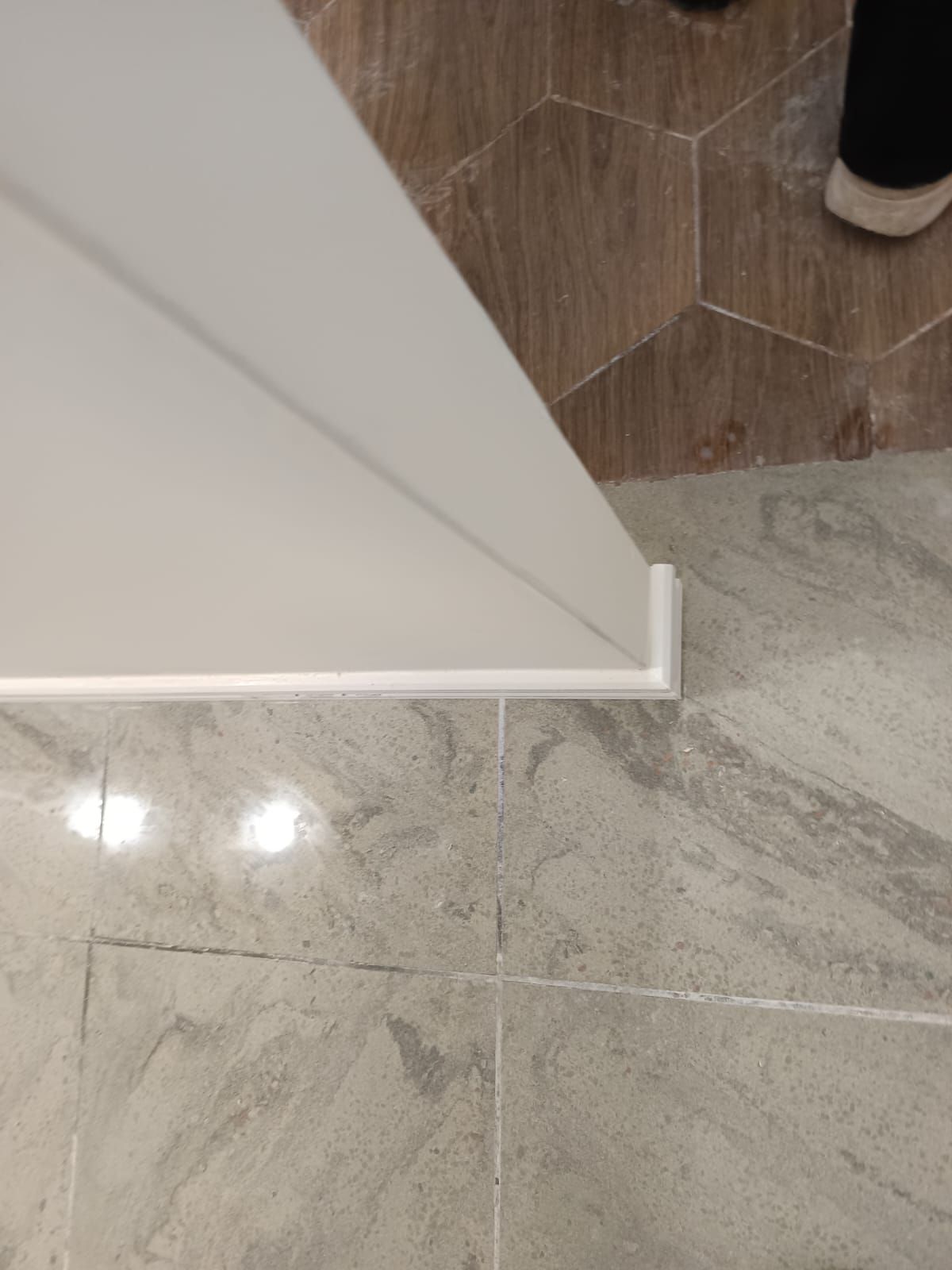 Un zócalo blanco rodea una esquina