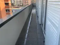 Un lungo corridoio tra due edifici con vista sulla città.