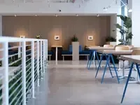 Una grande stanza con tavoli e sedie.