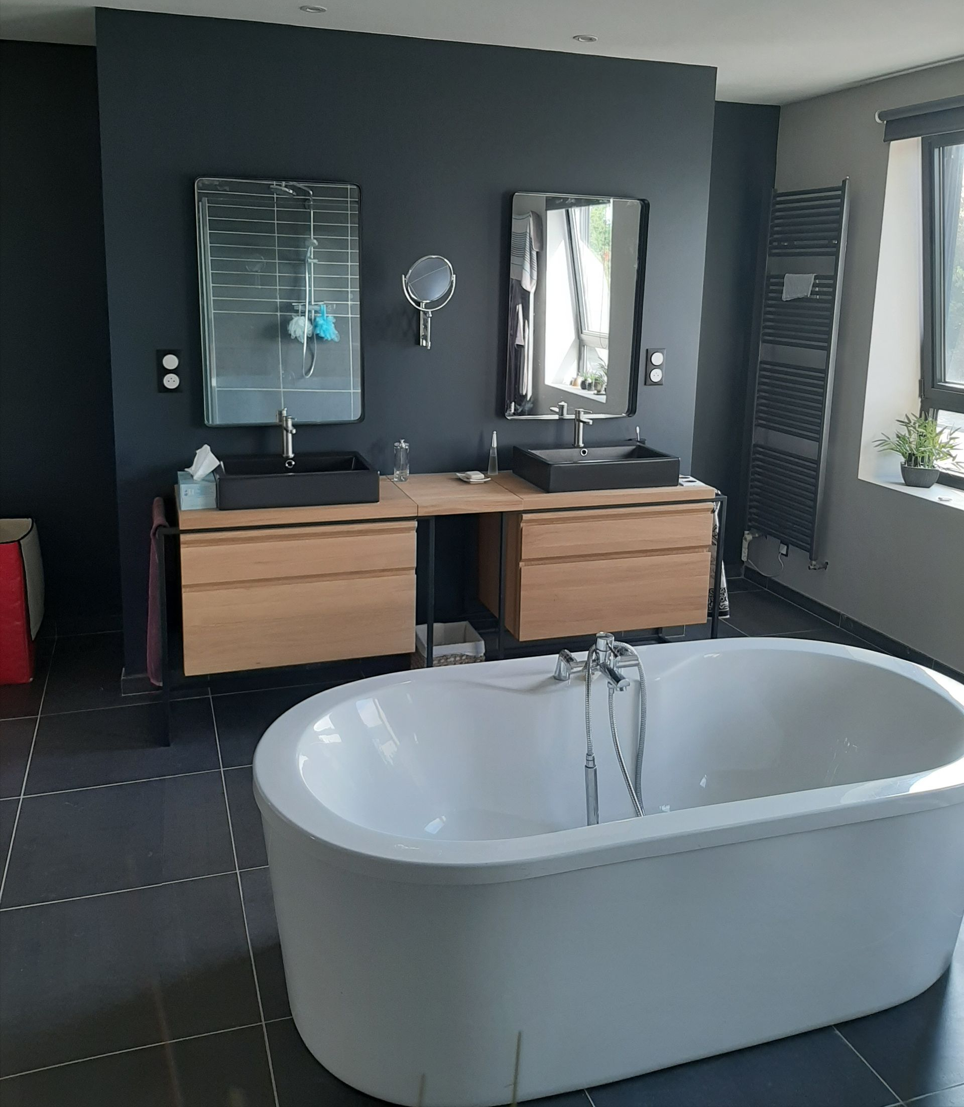 Salle de bain grise avec baignoire moderne