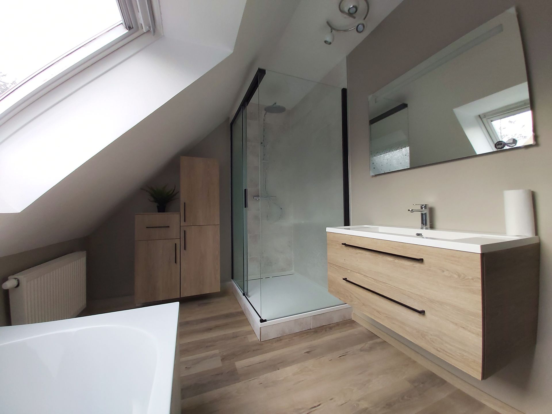 Salle de bain refaite à neuf.