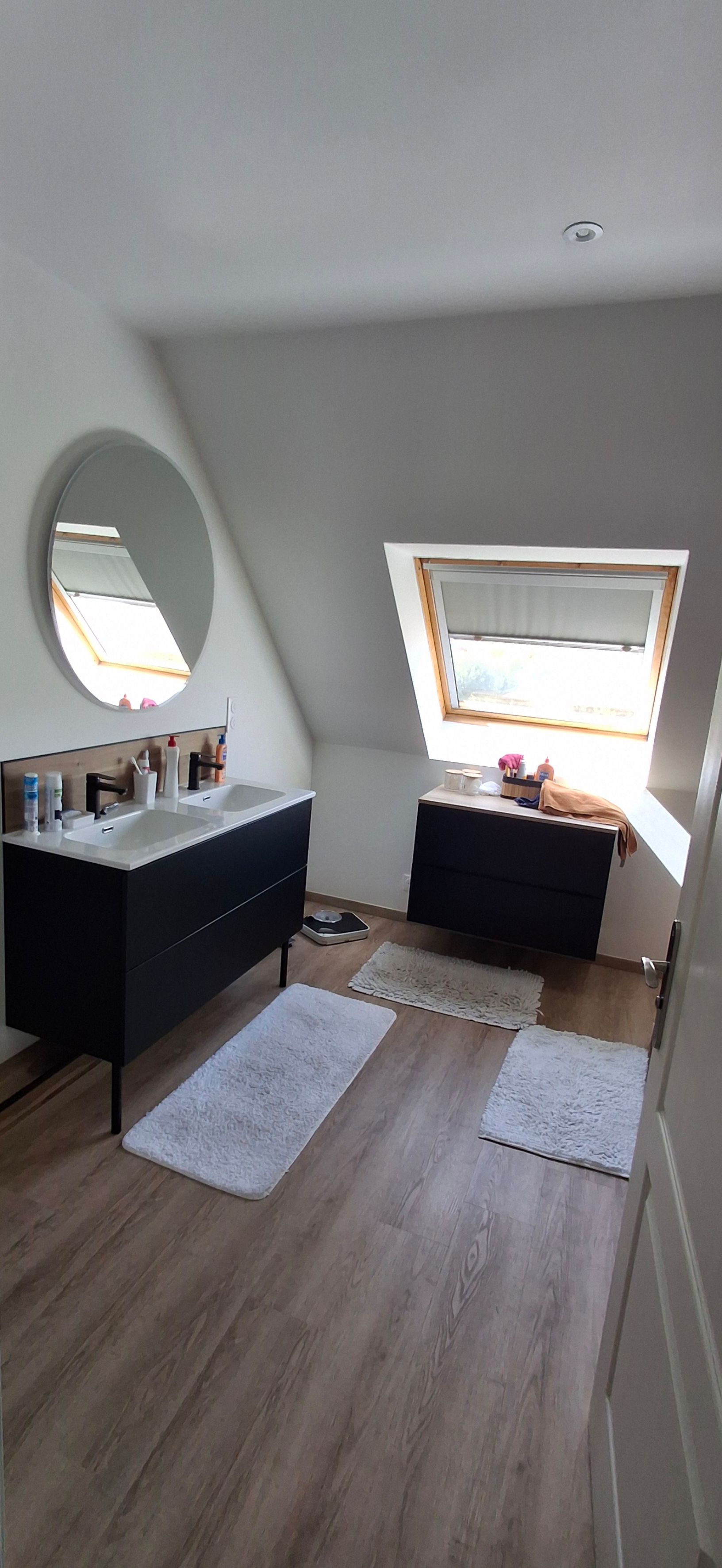 Salle de bain avec meuble-lavabo noir.