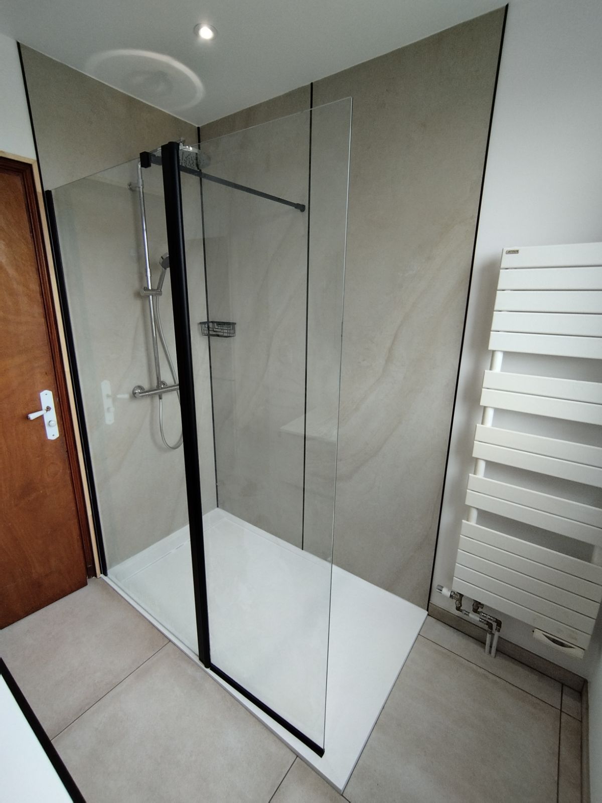 Cabine de douche moderne avec cadre noir.