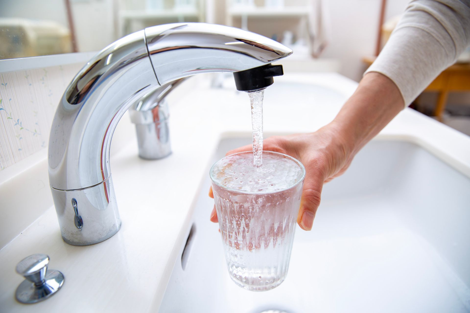 Un verre qui se remplit d'eau.