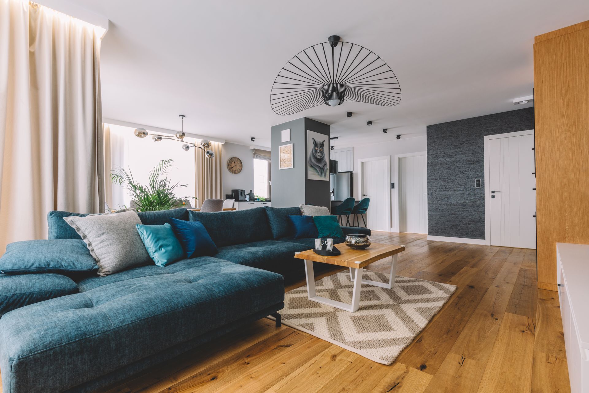 Un parquet en bois massif dans un salon.