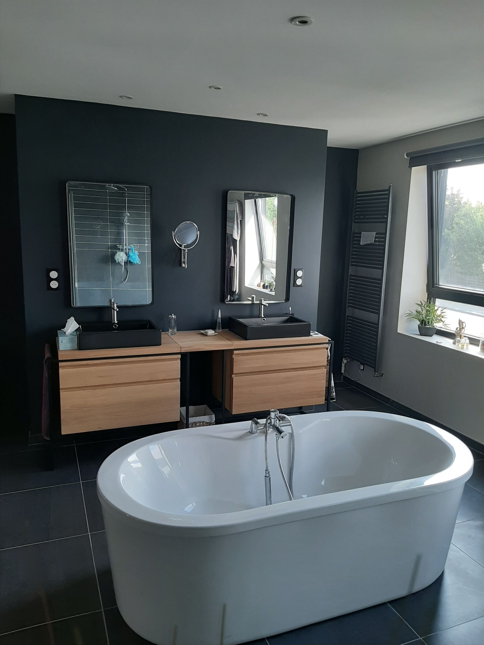 Une grande baignoire au milieu de la salle de bains.