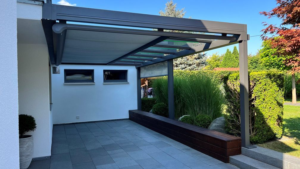 Es gibt einen Carport mit Überdachung.