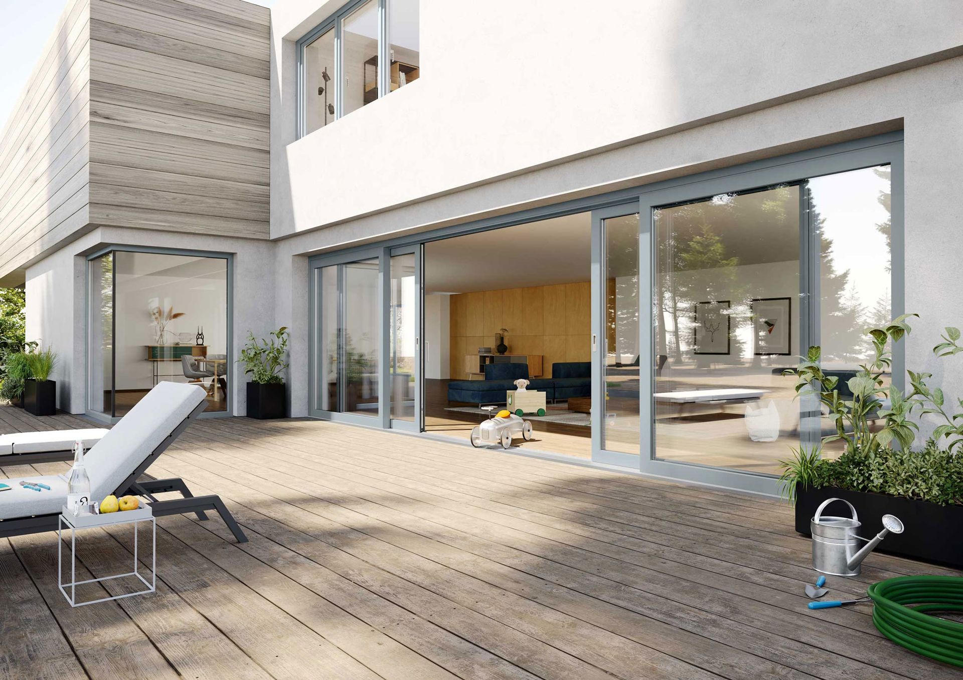Moderne Terrasse mit Holzdeck, Glasschiebetüren, Liegestühlen und Topfpflanzen vor einem zeitgenössischen Haus