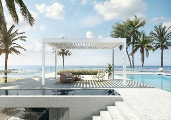 Eine weiße Pergola steht neben einem Swimmingpool mit Palmen im Hintergrund.