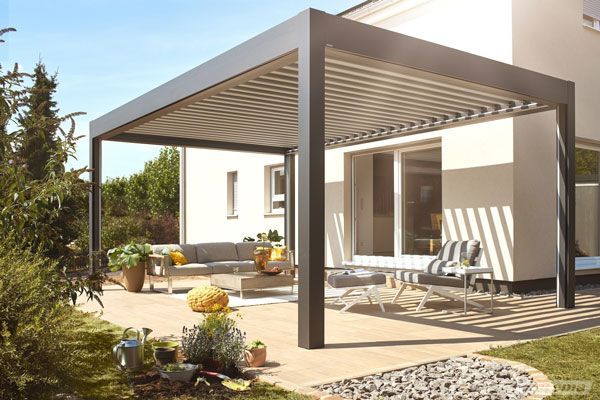 Im Hinterhof eines Hauses steht eine Pergola.