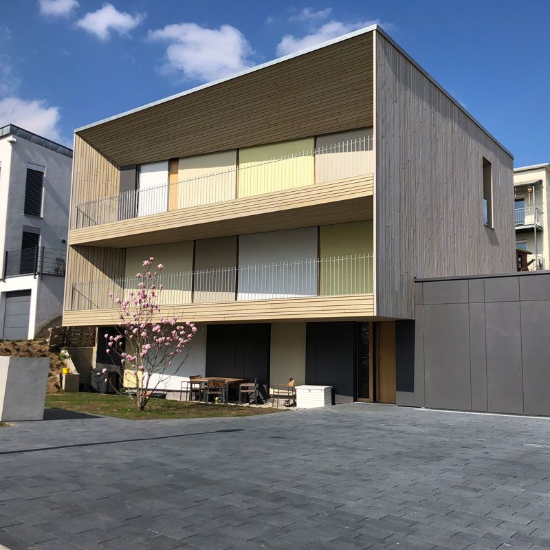 Ein großes Haus mit vielen Fenstern und Balkonen