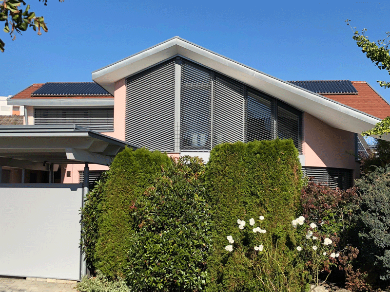 Ein großes Haus mit Sonnenkollektoren auf dem Dach