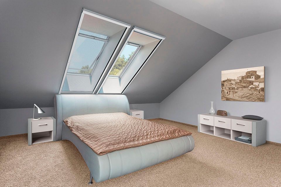 Ein Schlafzimmer mit einem Bett, Nachttischen und einem Bild an der Wand.