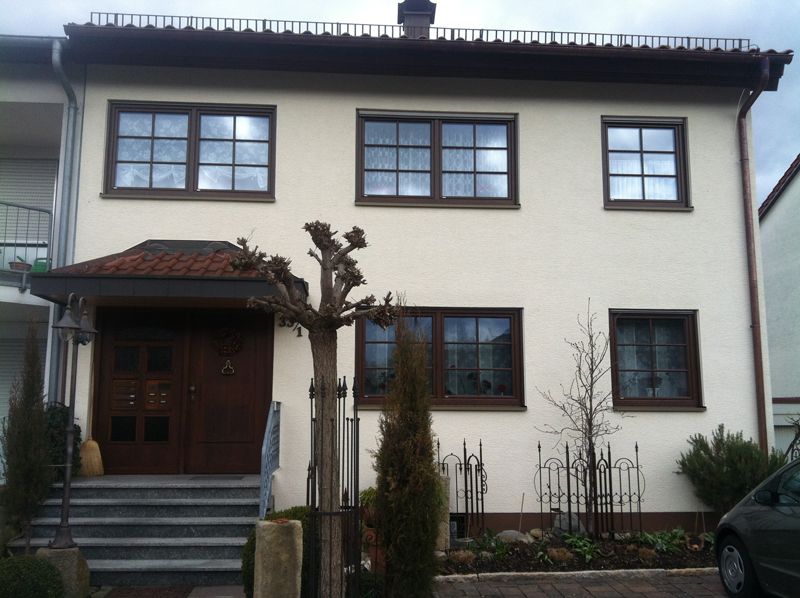 Ein weißes Haus mit einem davor geparkten Auto