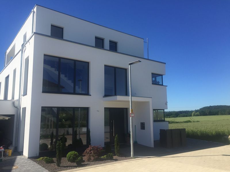 Ein großes weißes Gebäude mit vielen Fenstern