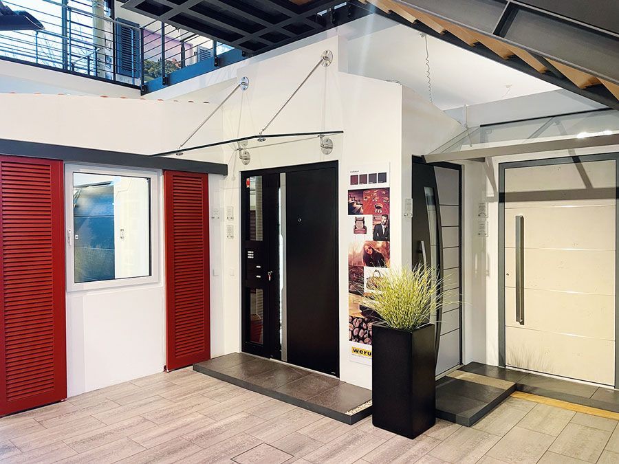 Ein Raum mit vielen Türen und Fenstern