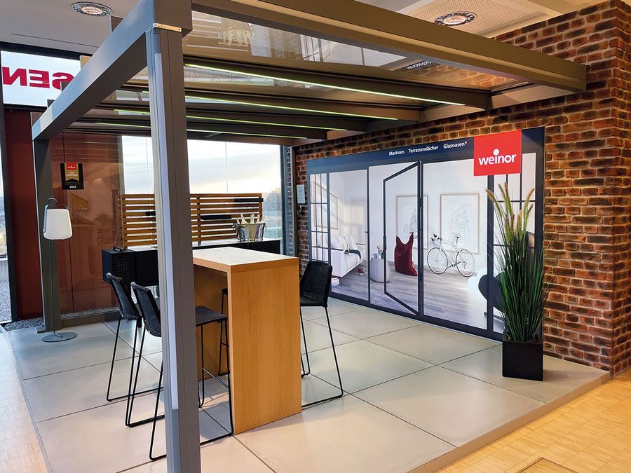 Ein Raum mit einem Tisch und Stühlen und einer Ziegelwand.