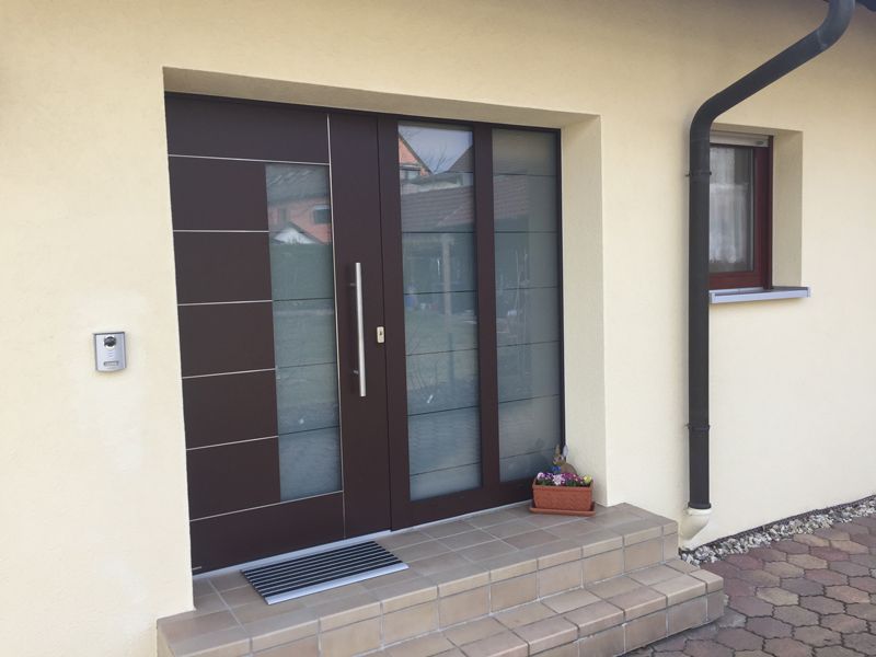 Die Eingangstür eines Hauses mit einer braunen Tür