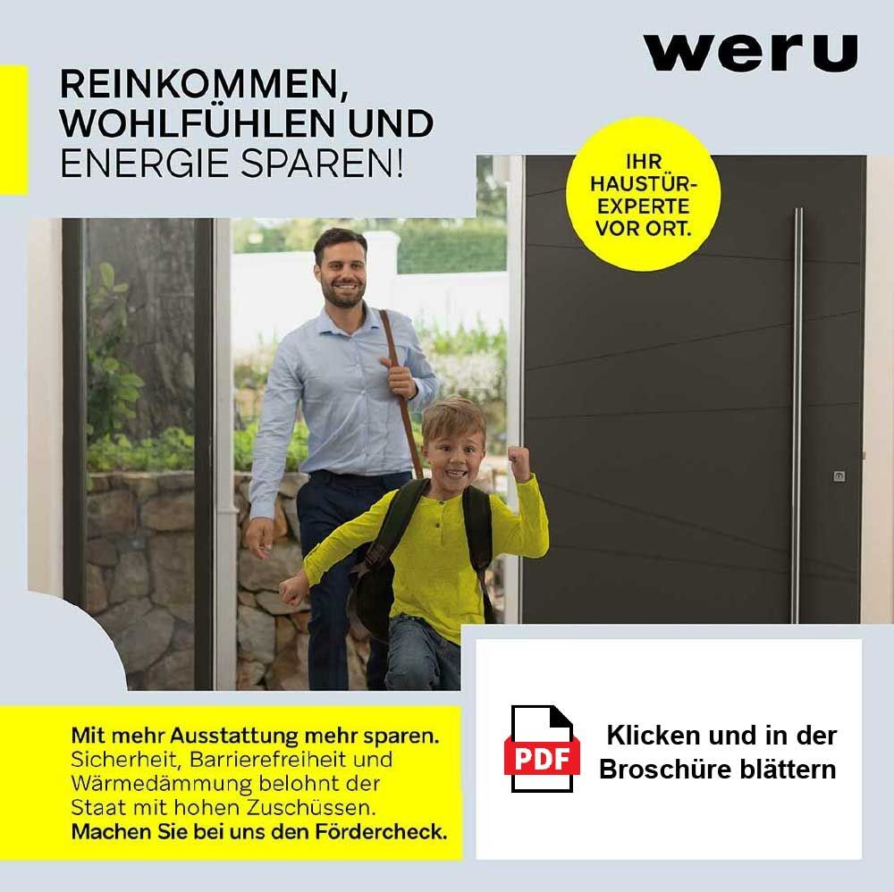 Ein Mann und ein Junge stehen vor einer Tür.