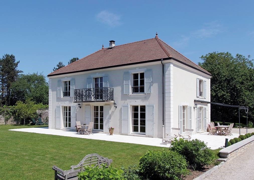 Ein großes weißes Haus mit einem braunen Dach