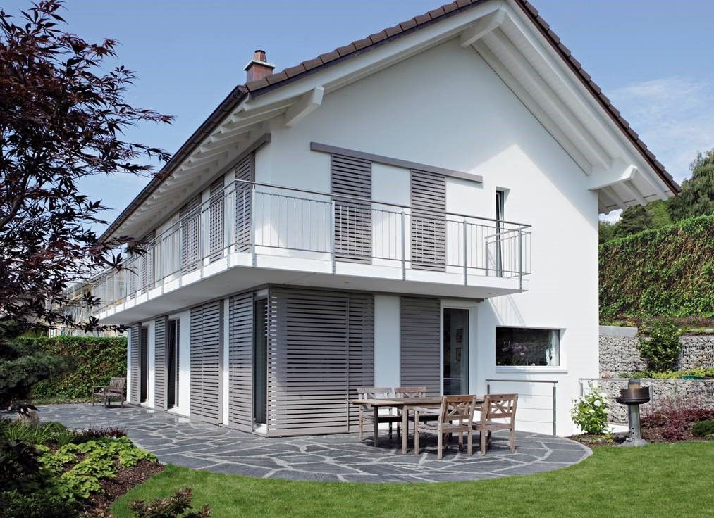 Ein weißes Haus mit Balkon und Terrasse