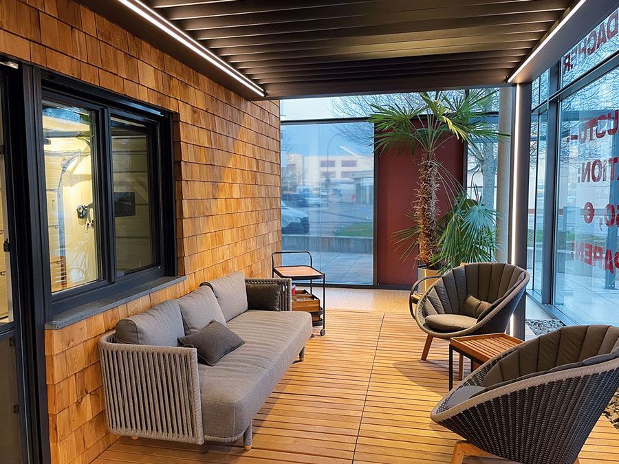 Im Zimmer gibt es eine Couch und Stühle.