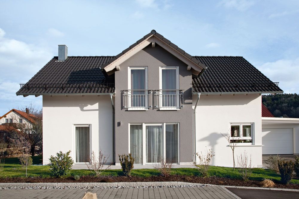 Ein Wohnzimmer mit Sofa und Stühlen und Blick auf einen See