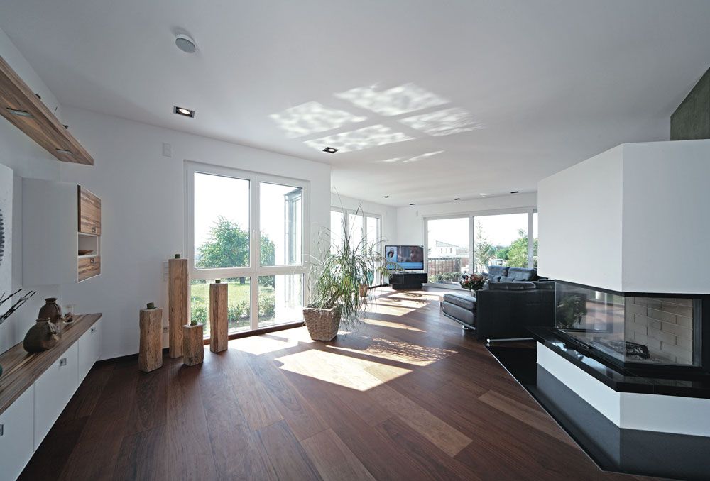 Ein Wohnzimmer mit Couch und vielen Fenstern