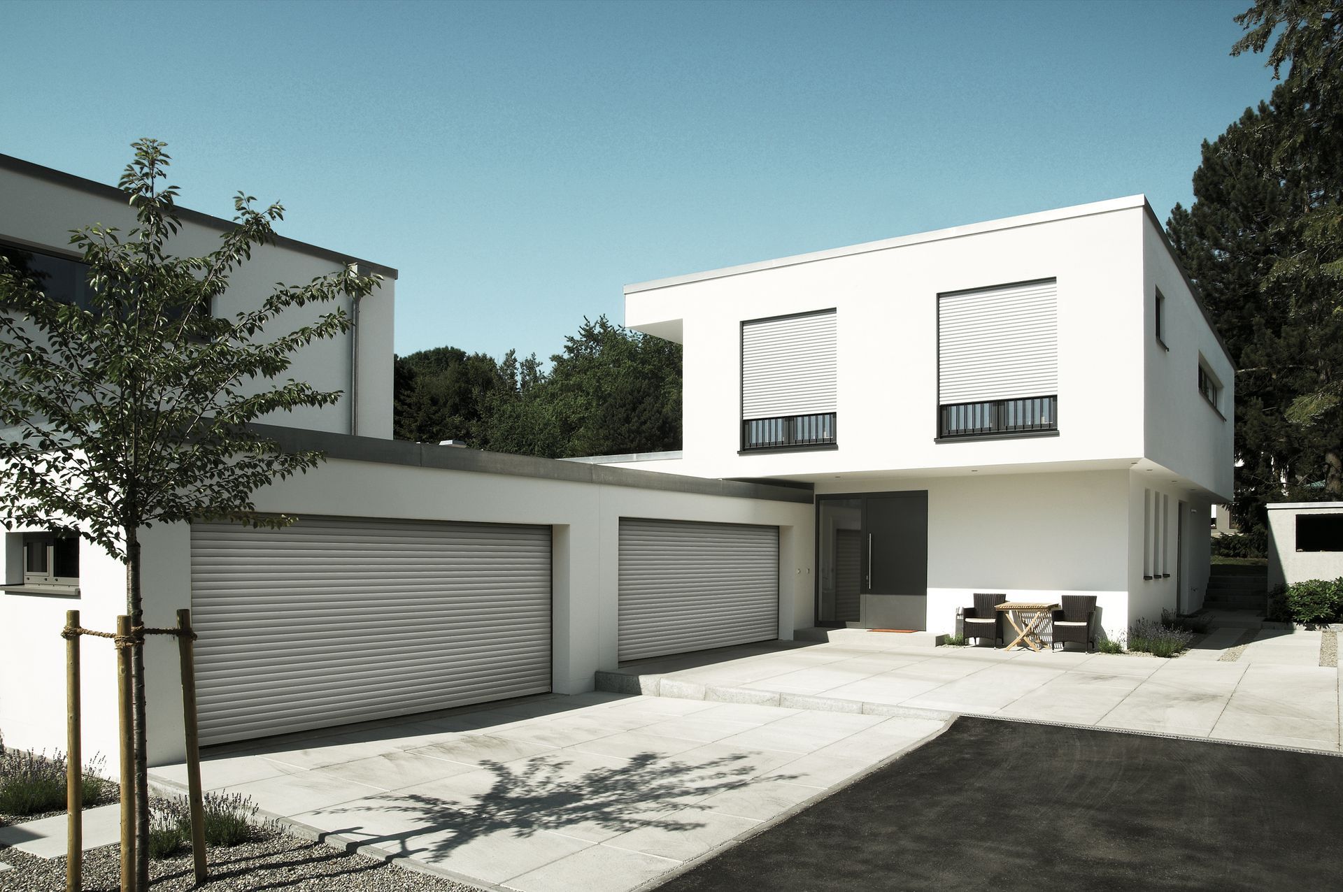 Ein weißes Haus mit einer Auffahrt, die dorthin führt