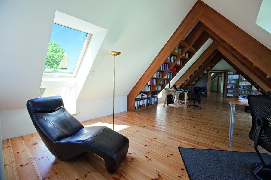 Ein Dachboden mit einem Stuhl und einem Schreibtisch darin