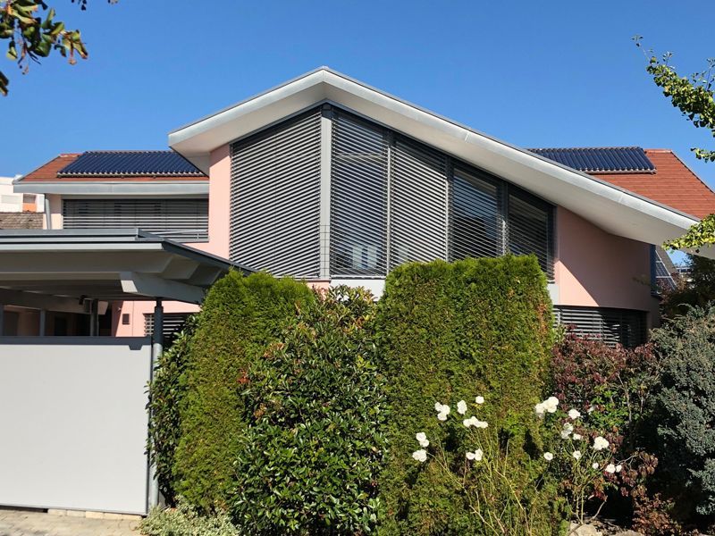 Ein großes Haus mit Sonnenkollektoren auf dem Dach