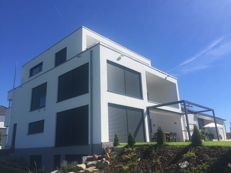 Ein großes weißes Haus mit einem blauen Himmel im Hintergrund