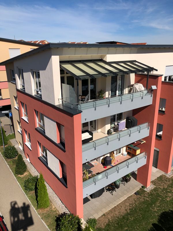 Eine Luftaufnahme eines großen Mehrfamilienhauses mit Balkonen