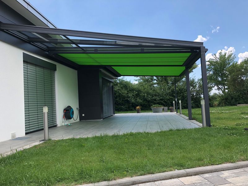 Ein Haus mit einer grünen Markise darüber