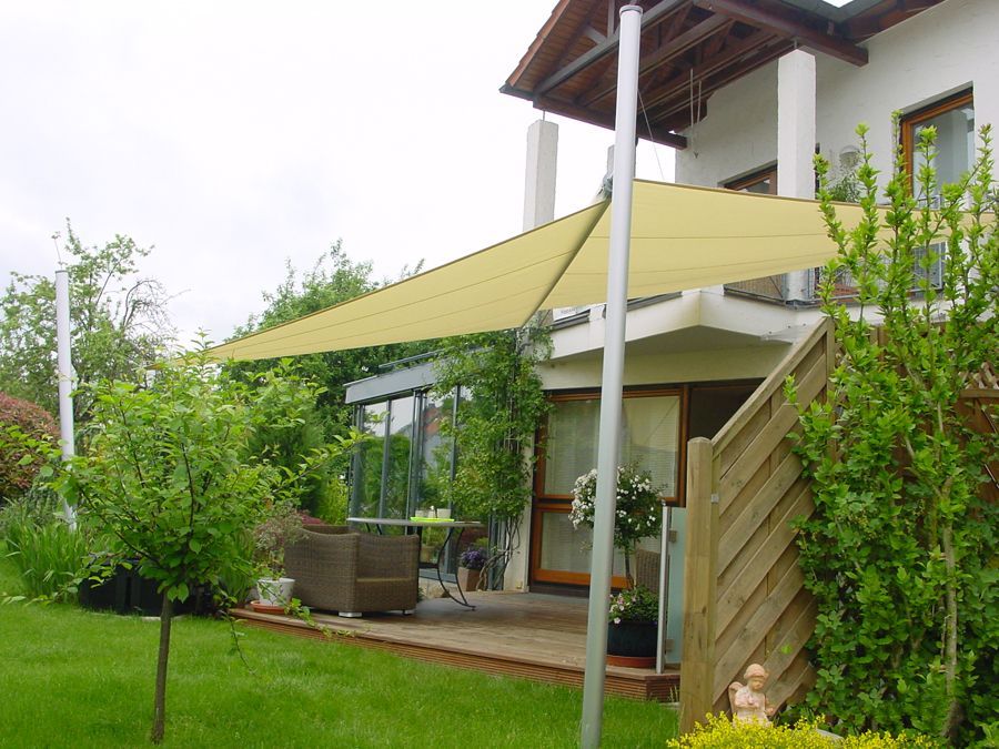 Ein Haus mit einem großen Sonnenschirm davor