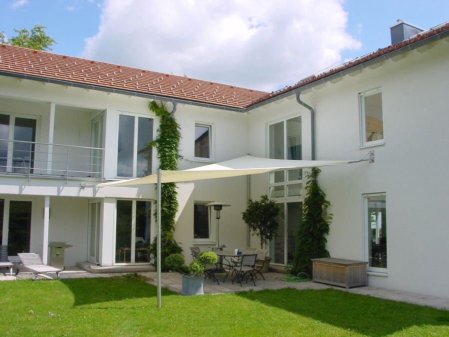 Ein großes weißes Haus mit einem großen Rasen davor