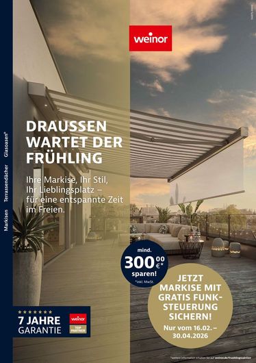 Ein Paar macht Fotos unter einer weißen Artare-Pergola in der Nähe eines Pools. Im Hintergrund sind Berge zu sehen.