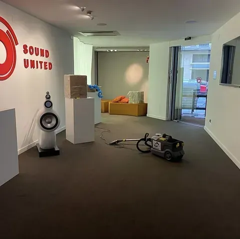 Una habitación con una aspiradora y un cartel que dice sonido unido