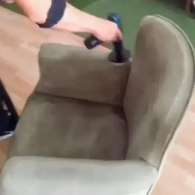 Una persona está sentada en una silla sosteniendo un martillo.