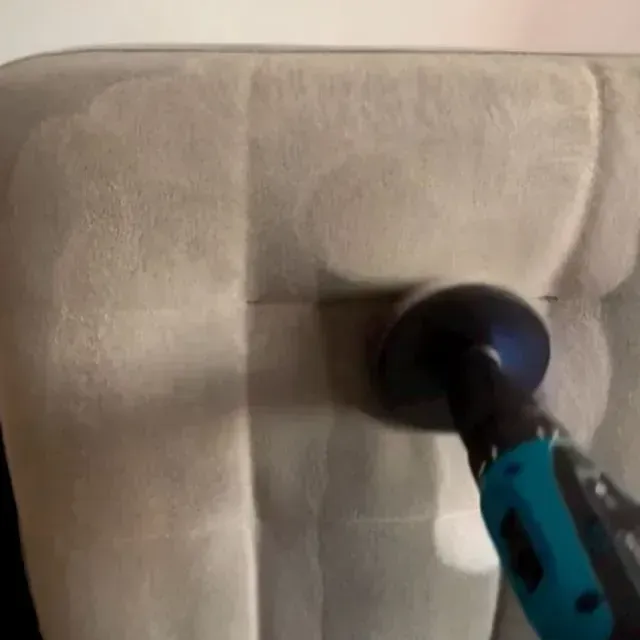 Una persona está limpiando un inodoro con un cepillo.