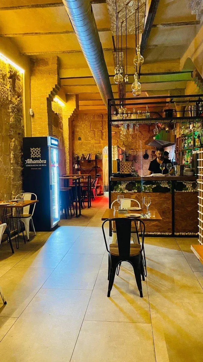 Un restaurante con mesas y sillas y un frigorífico.
