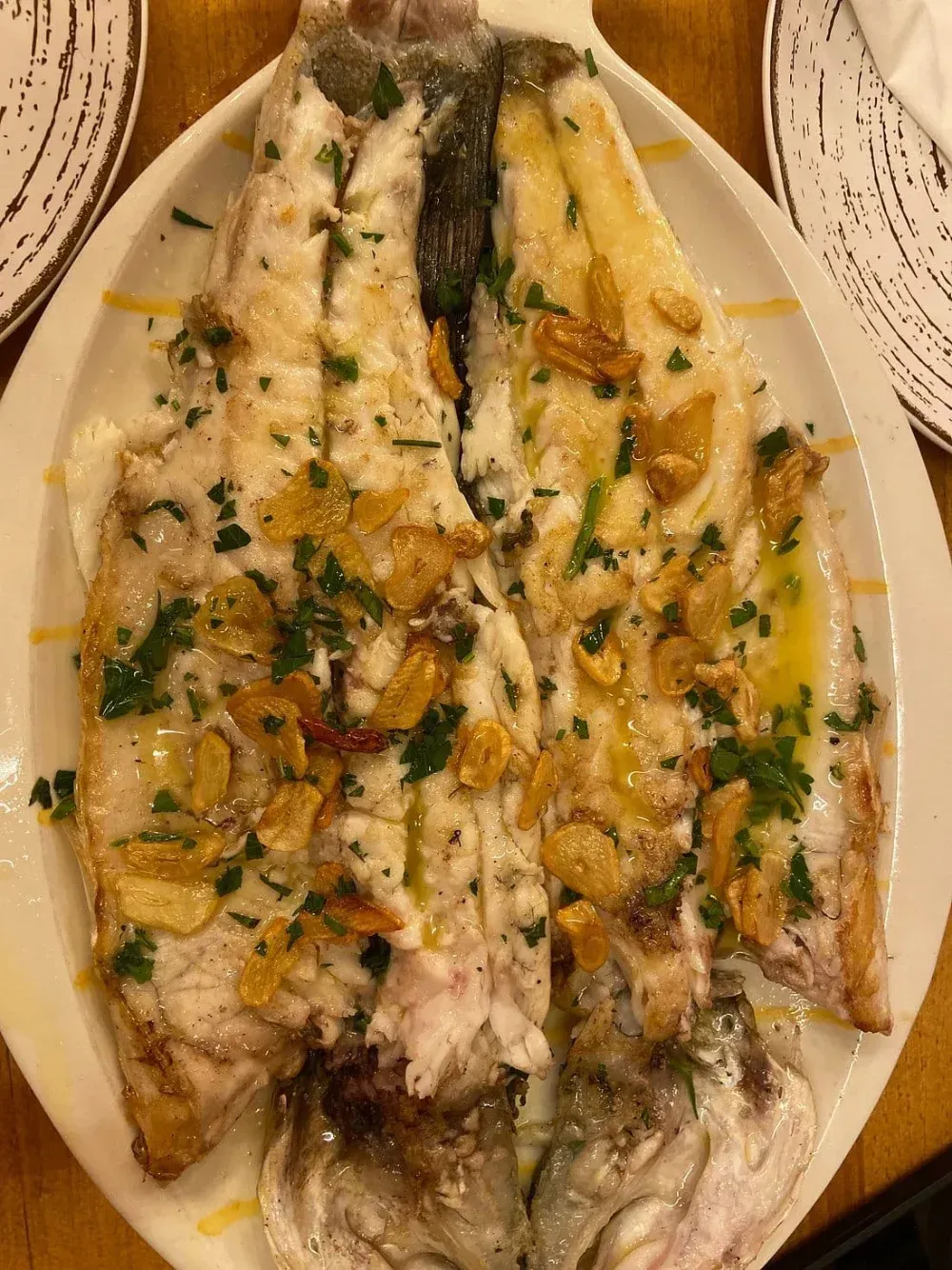 Un tazón de carne molida y papas fritas en una mesa de madera.