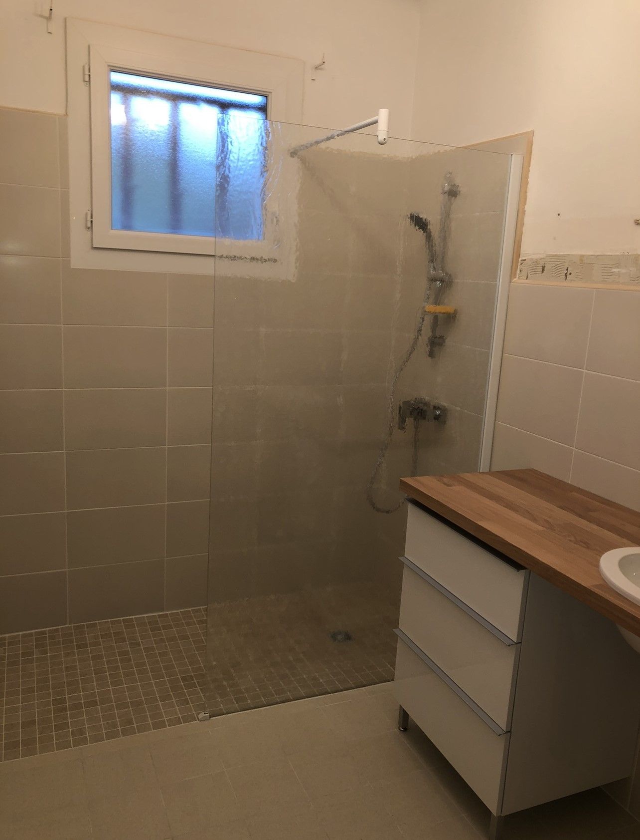 Pose de carrelage et douche PMR