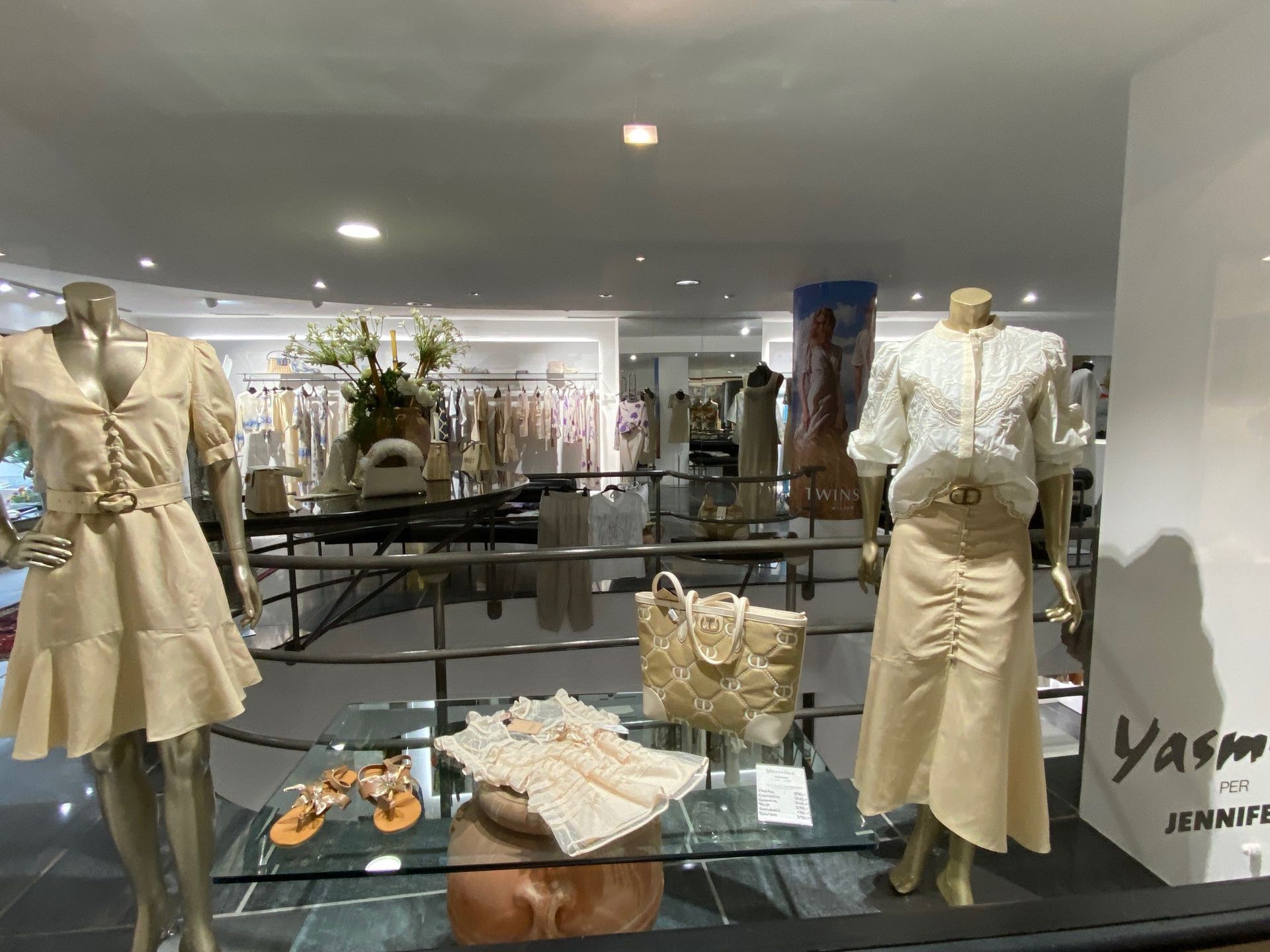 Interno del negozio con abiti Twinset